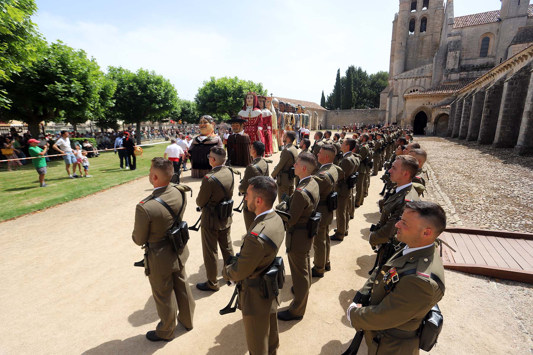 Fotos: El pendón vuelve a procesionar en El Curpillos