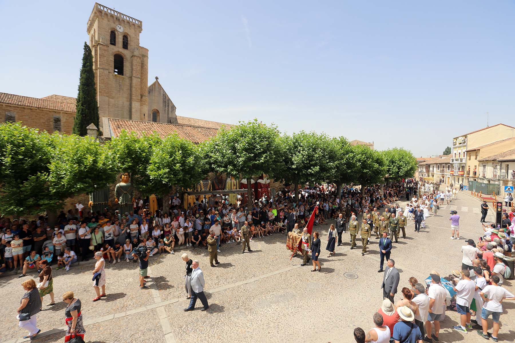 Fotos: El pendón vuelve a procesionar en El Curpillos