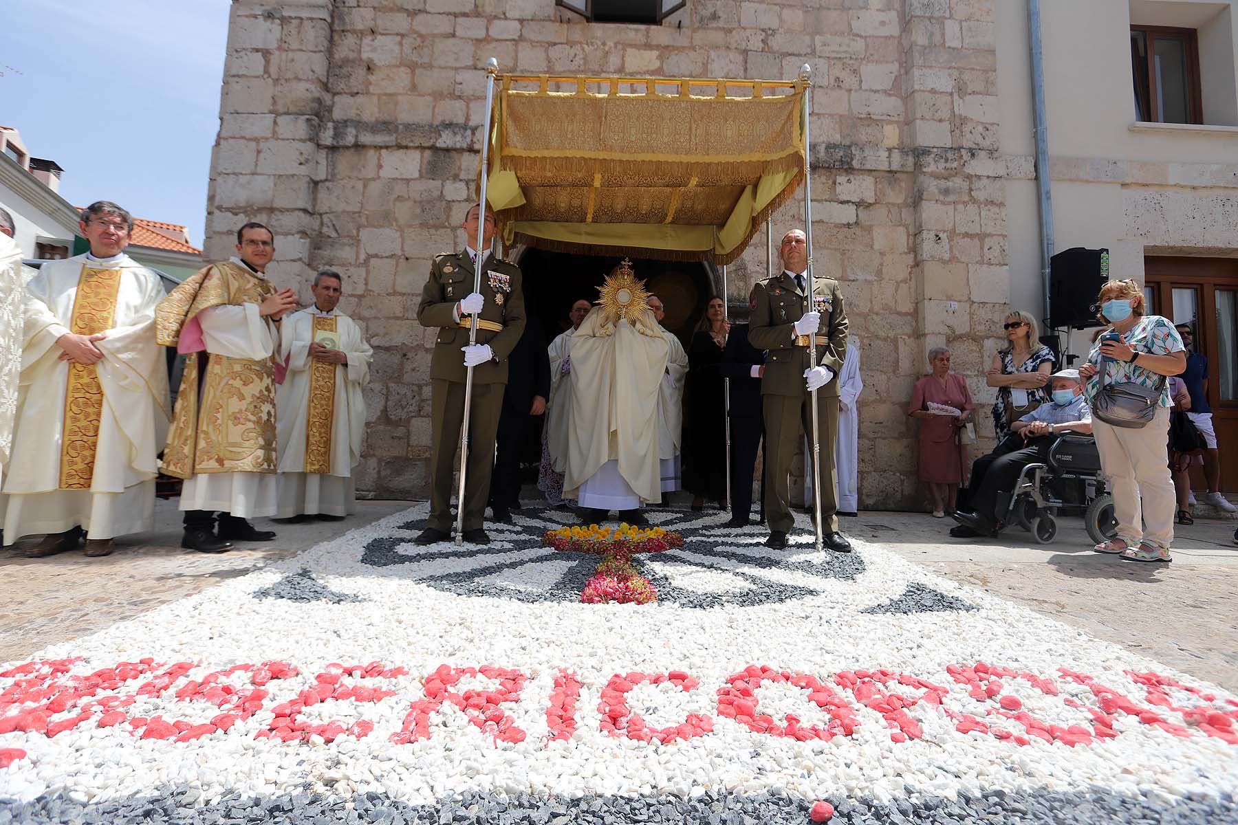 Fotos: El pendón vuelve a procesionar en El Curpillos