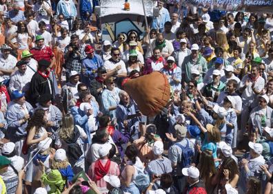 Imagen secundaria 1 - Arriba, folklore tradicional en el día del Burgalés ausente; Abajo, a la izquierda, el Día de la Bota, a su derecha, la cabalgata. 