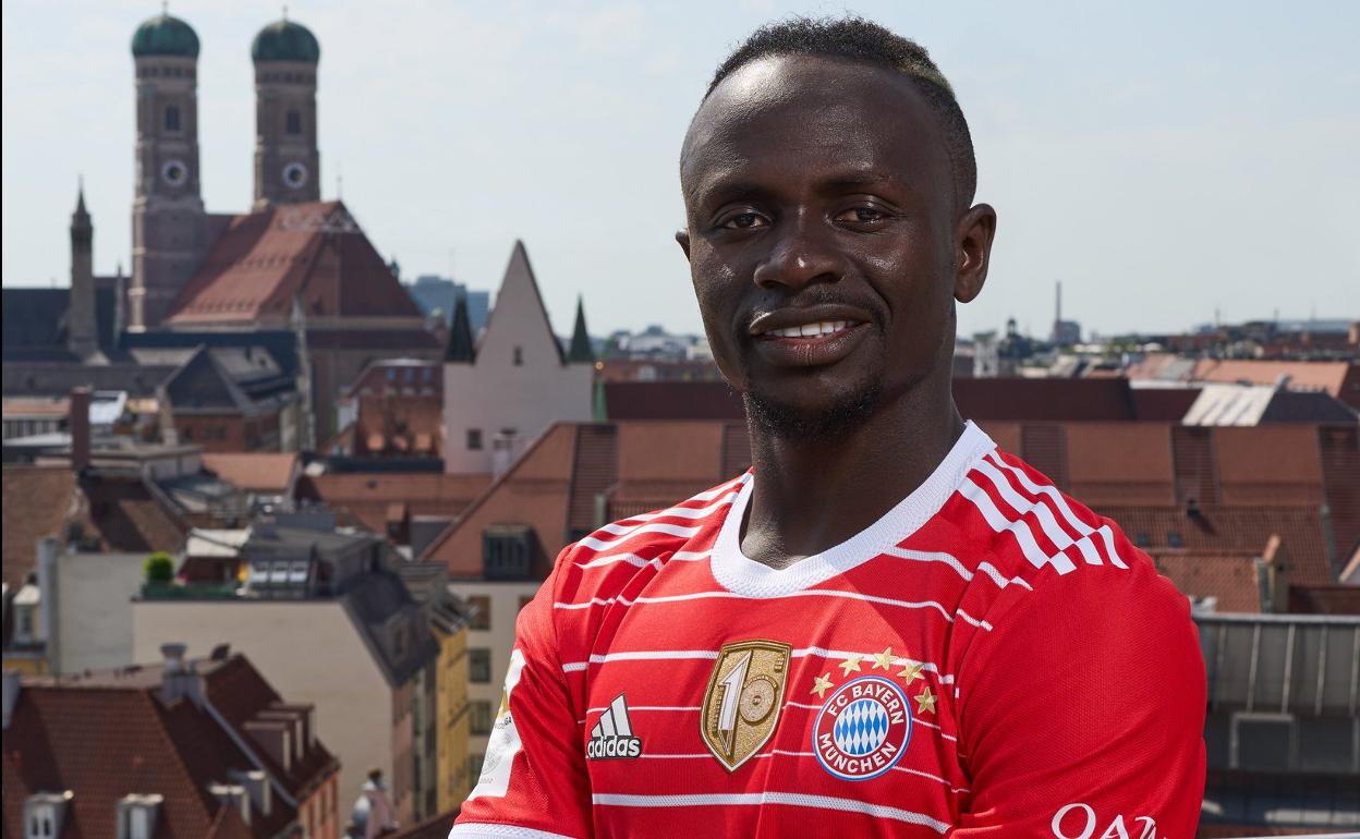 El delantero senegalés Sadio Mané, posa con la camiseta del Bayern. 