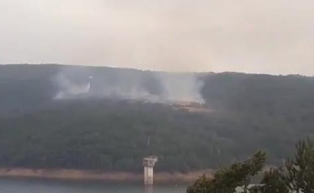 Los medios aéreos han vuelto esta mañana al incendio de Villasur.