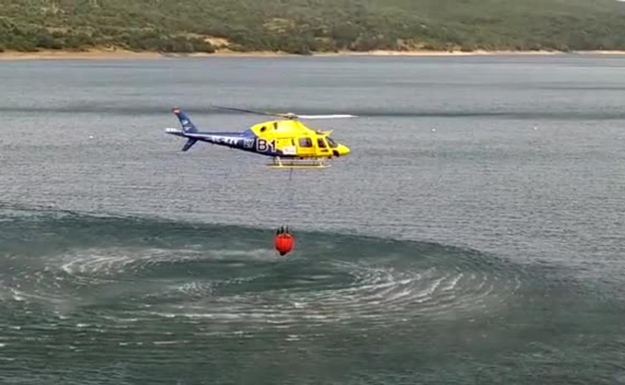 Los medios aéreos han estado trabajando este domingo hasta extinguir el incendio.