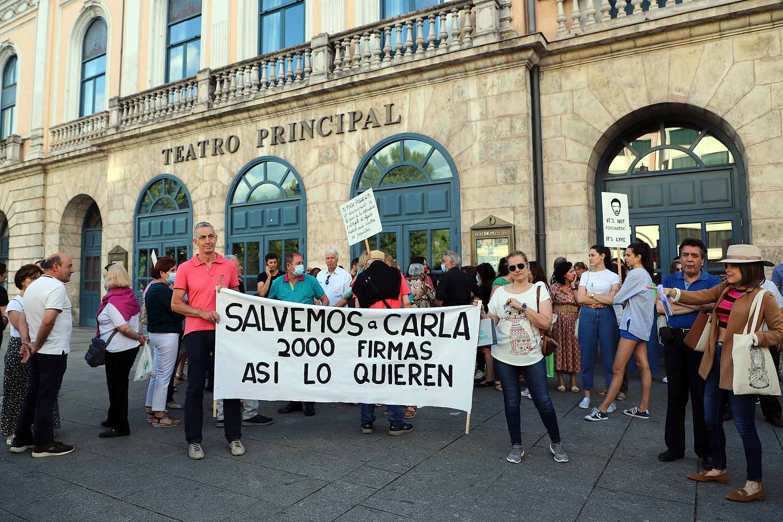 Concentración de la familia y amigos de Carla.