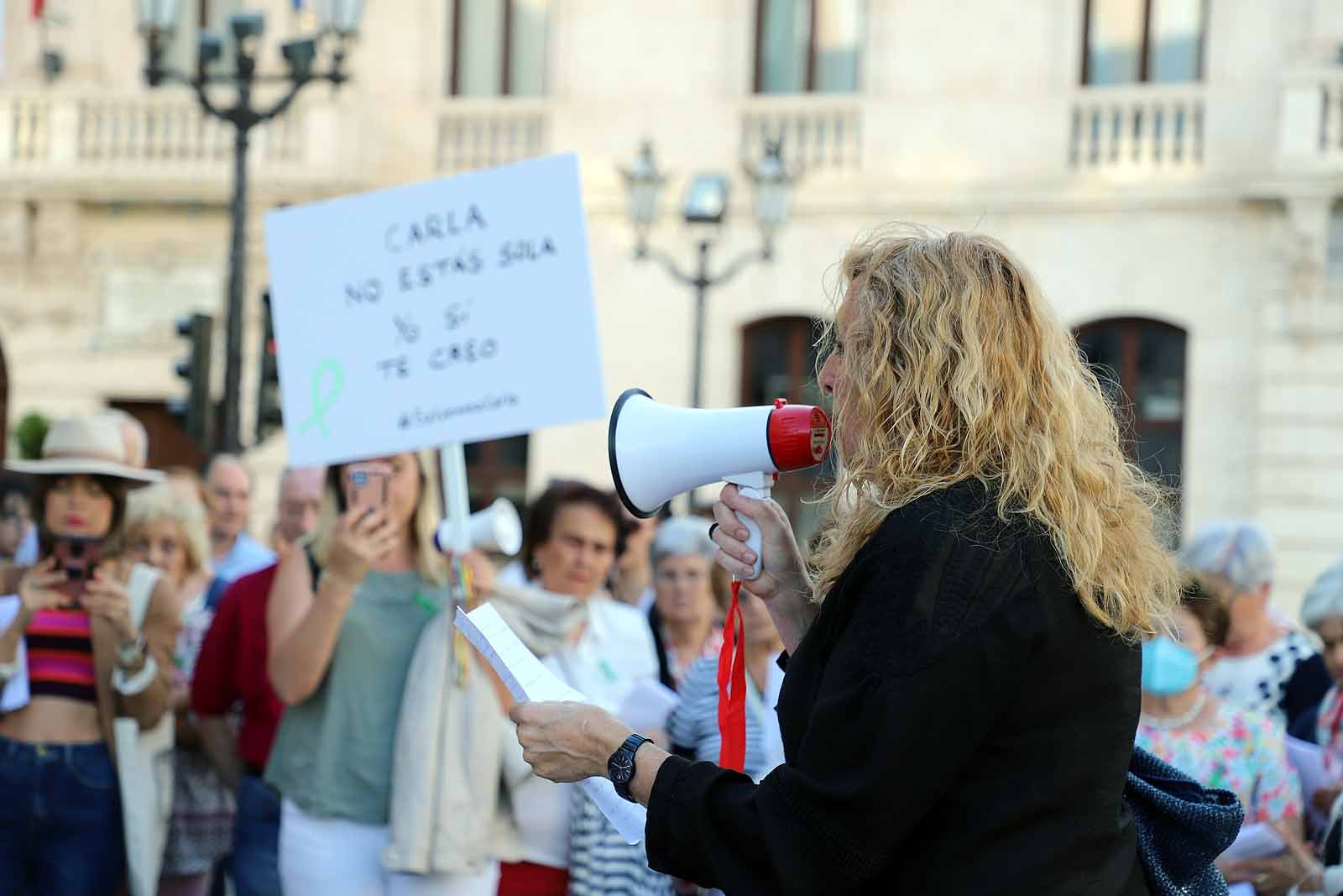 Concentración de la familia y amigos de Carla.