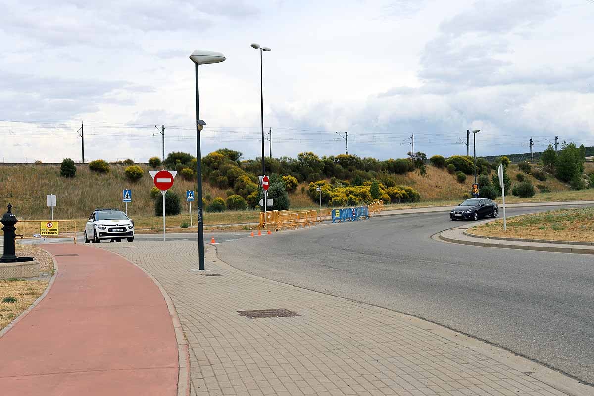 Fotos: Cortes al tráfico y montaje de las barracas de los Sampedros