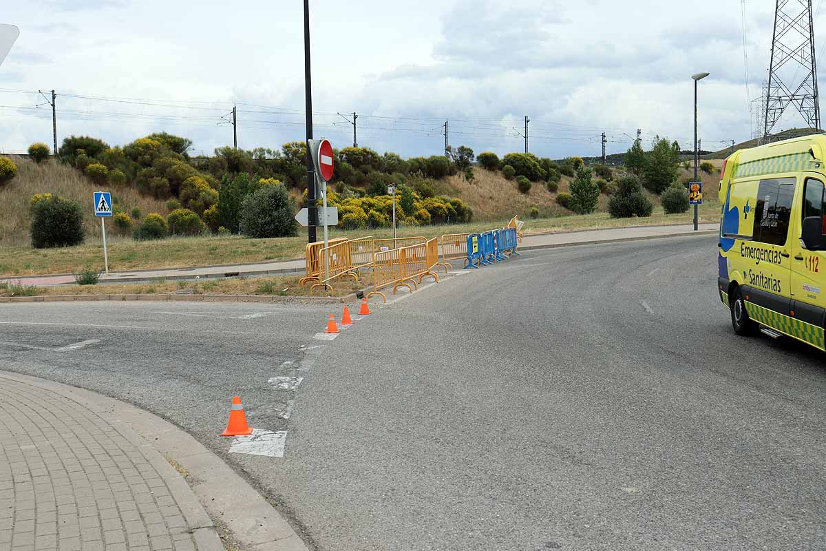 Fotos: Cortes al tráfico y montaje de las barracas de los Sampedros