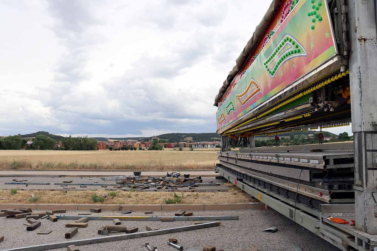 Fotos: Cortes al tráfico y montaje de las barracas de los Sampedros