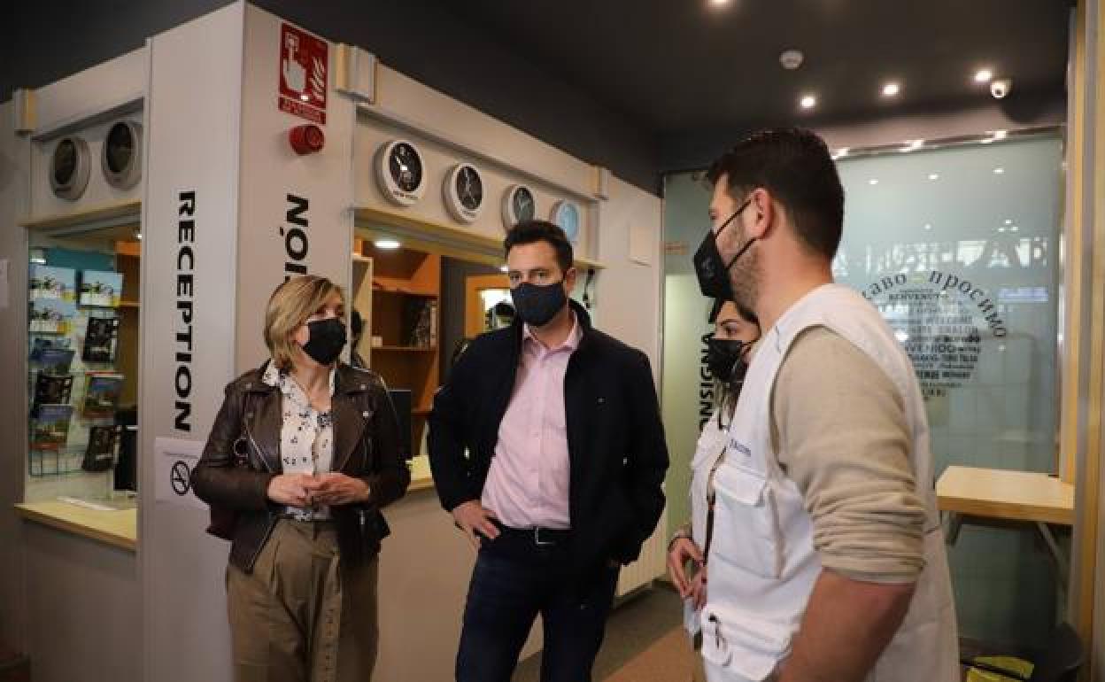 El alcalde, Daniel de la Rosa, visitó el Hostel Burgos junto con Sonia Rodríguez en marzo.