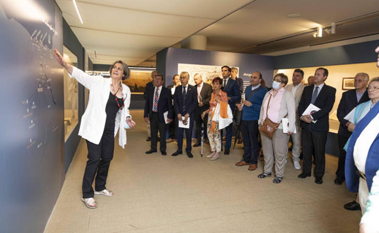 Marta Negro, directora del Museo de Burgos y comisaria de la exposición, explica algunas de las obras que recoge en la inauguración, .