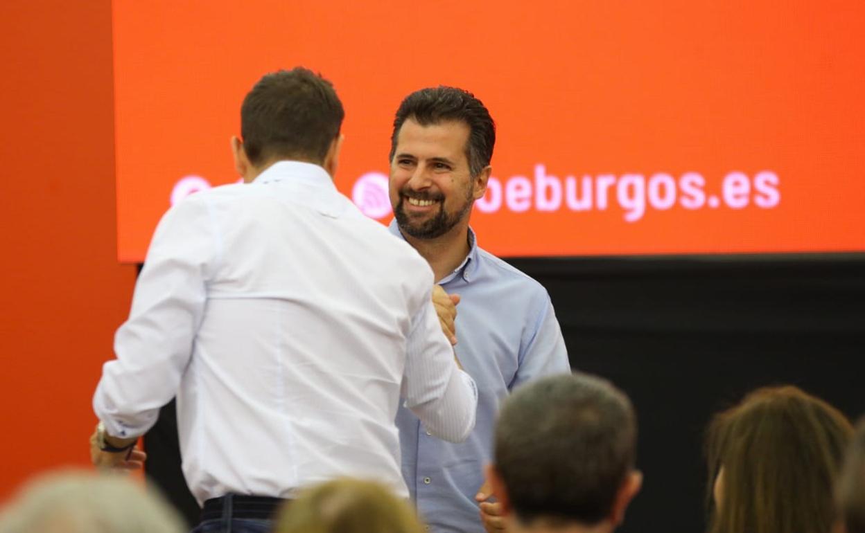 Daniel de la Rosa, alcalde de Burgos, saluda a Luis Tudanca, secretario general del PSOECyL. 