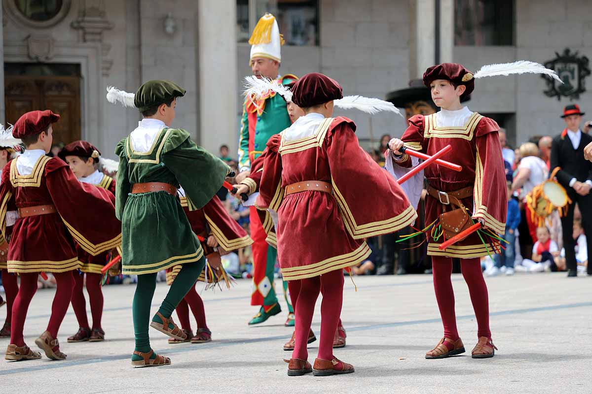 Fotos: Pregón infantil, danzantes, gigantillos y gigantones y el himno a Burgos en una mañana de tradiciones