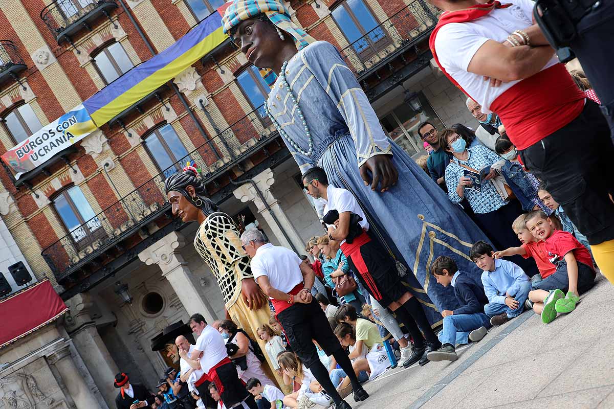 Fotos: Pregón infantil, danzantes, gigantillos y gigantones y el himno a Burgos en una mañana de tradiciones