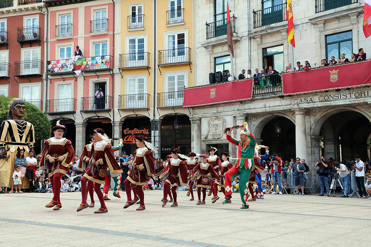 Fotos: Pregón infantil, danzantes, gigantillos y gigantones y el himno a Burgos en una mañana de tradiciones