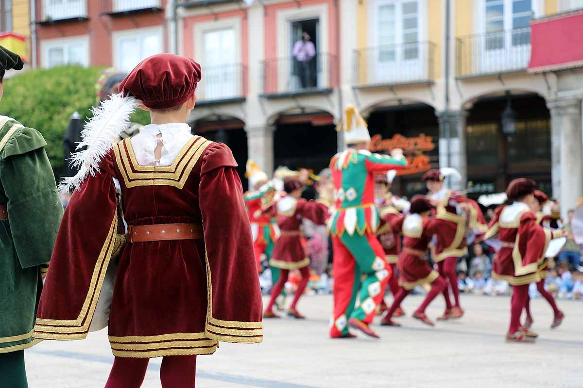 Fotos: Pregón infantil, danzantes, gigantillos y gigantones y el himno a Burgos en una mañana de tradiciones