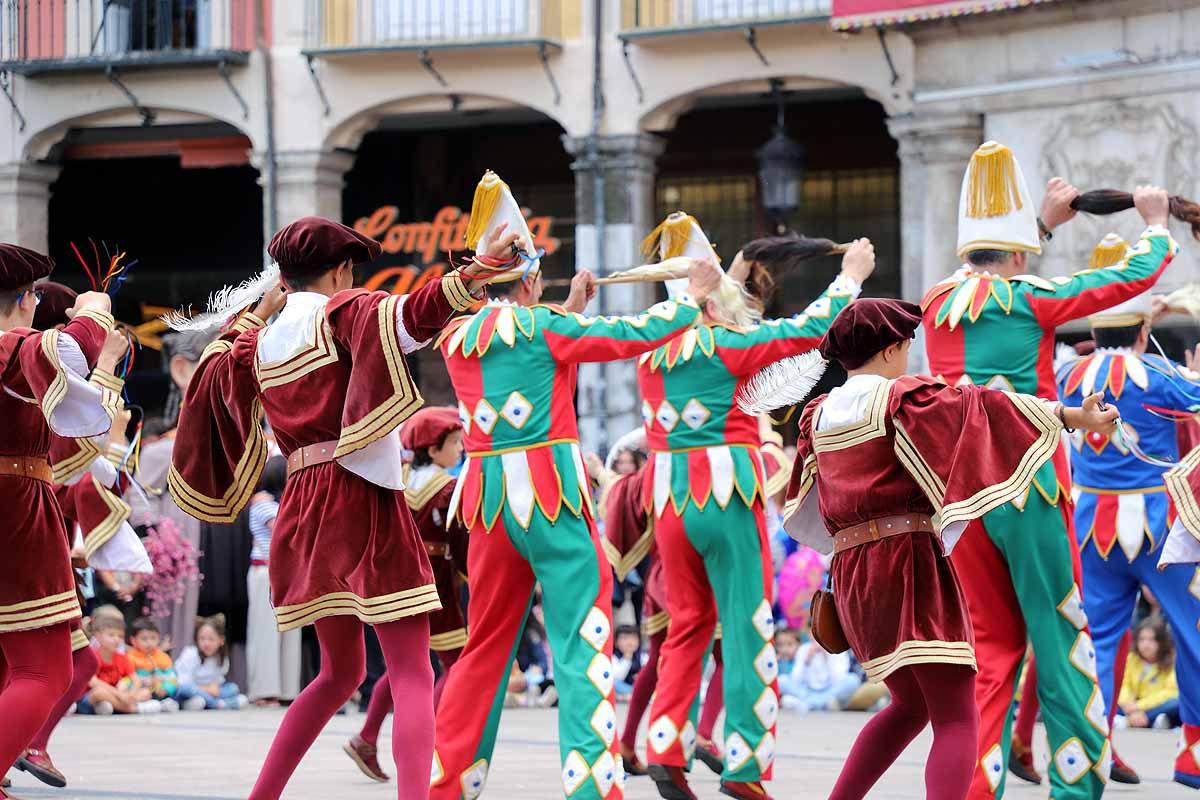 Fotos: Pregón infantil, danzantes, gigantillos y gigantones y el himno a Burgos en una mañana de tradiciones