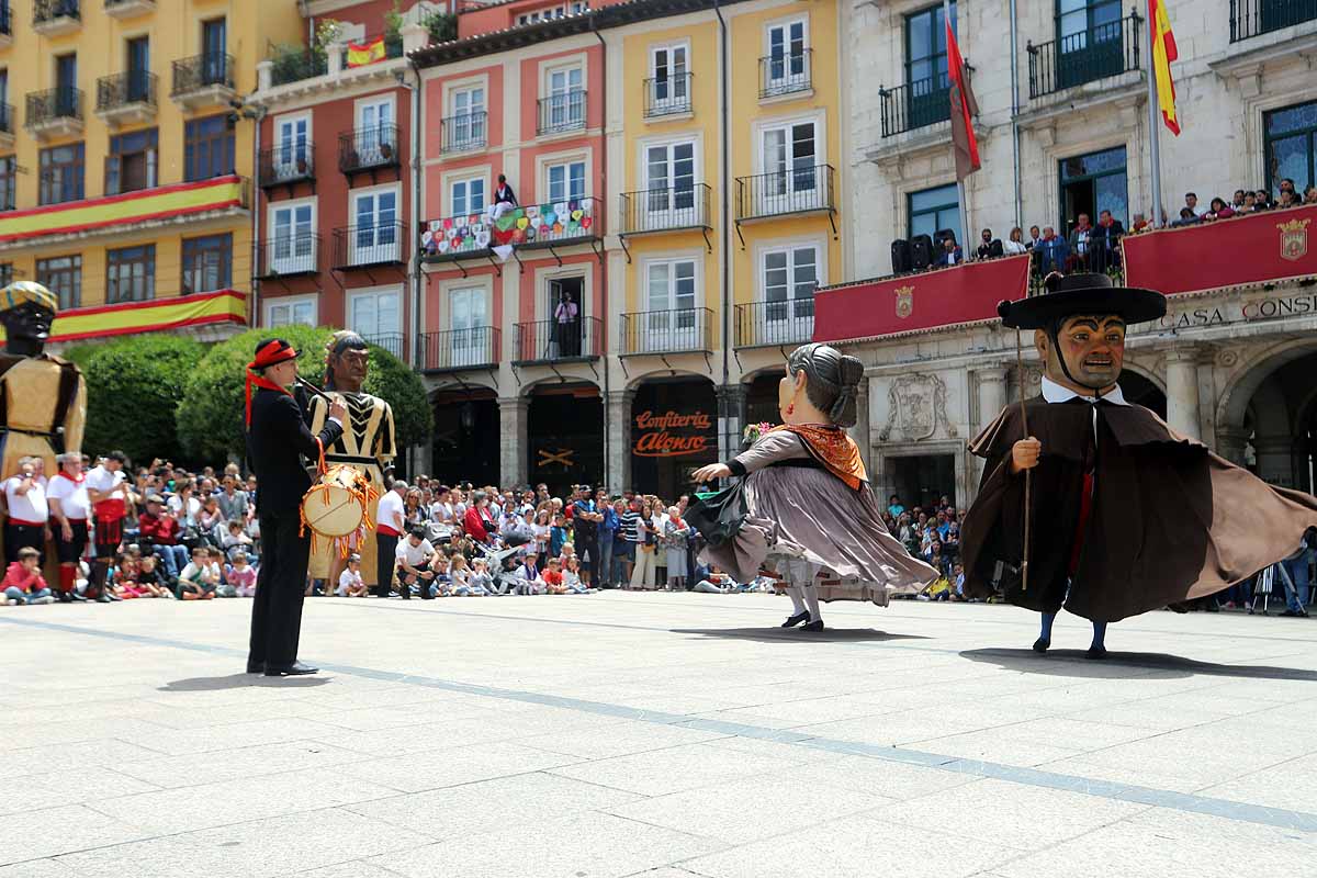 Fotos: Pregón infantil, danzantes, gigantillos y gigantones y el himno a Burgos en una mañana de tradiciones