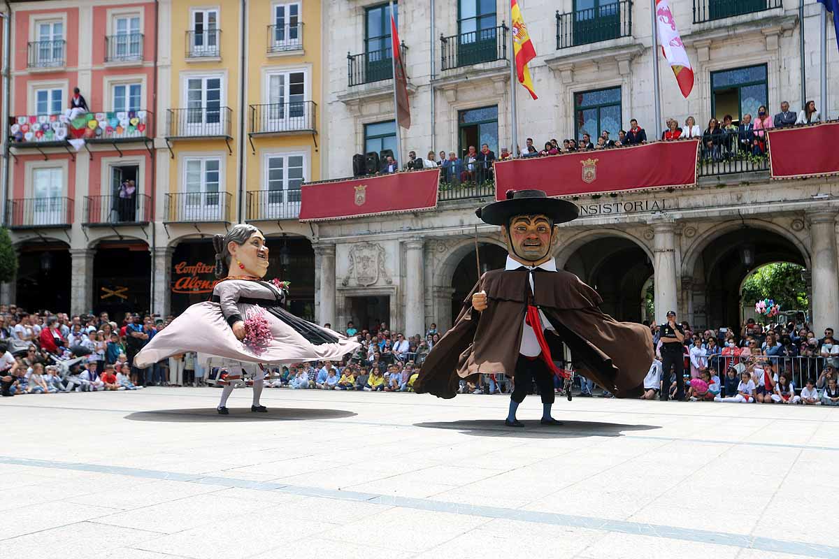 Fotos: Pregón infantil, danzantes, gigantillos y gigantones y el himno a Burgos en una mañana de tradiciones