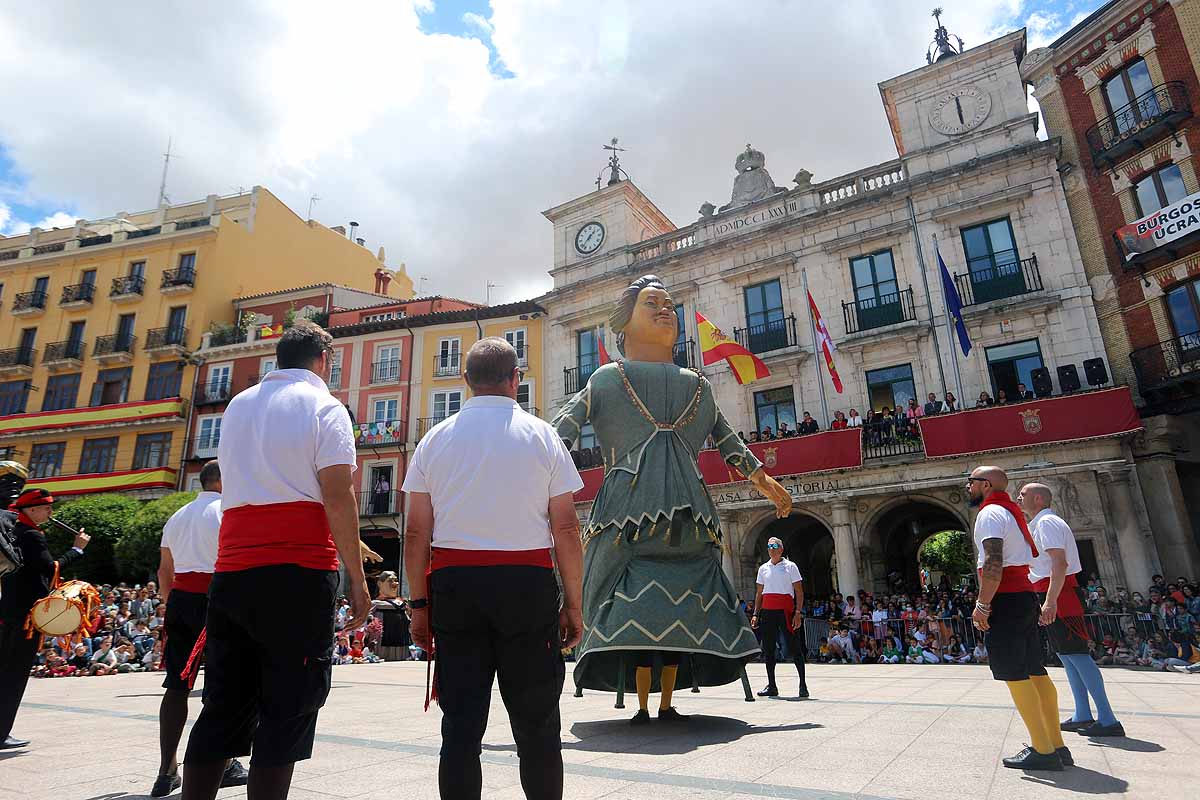 Fotos: Pregón infantil, danzantes, gigantillos y gigantones y el himno a Burgos en una mañana de tradiciones