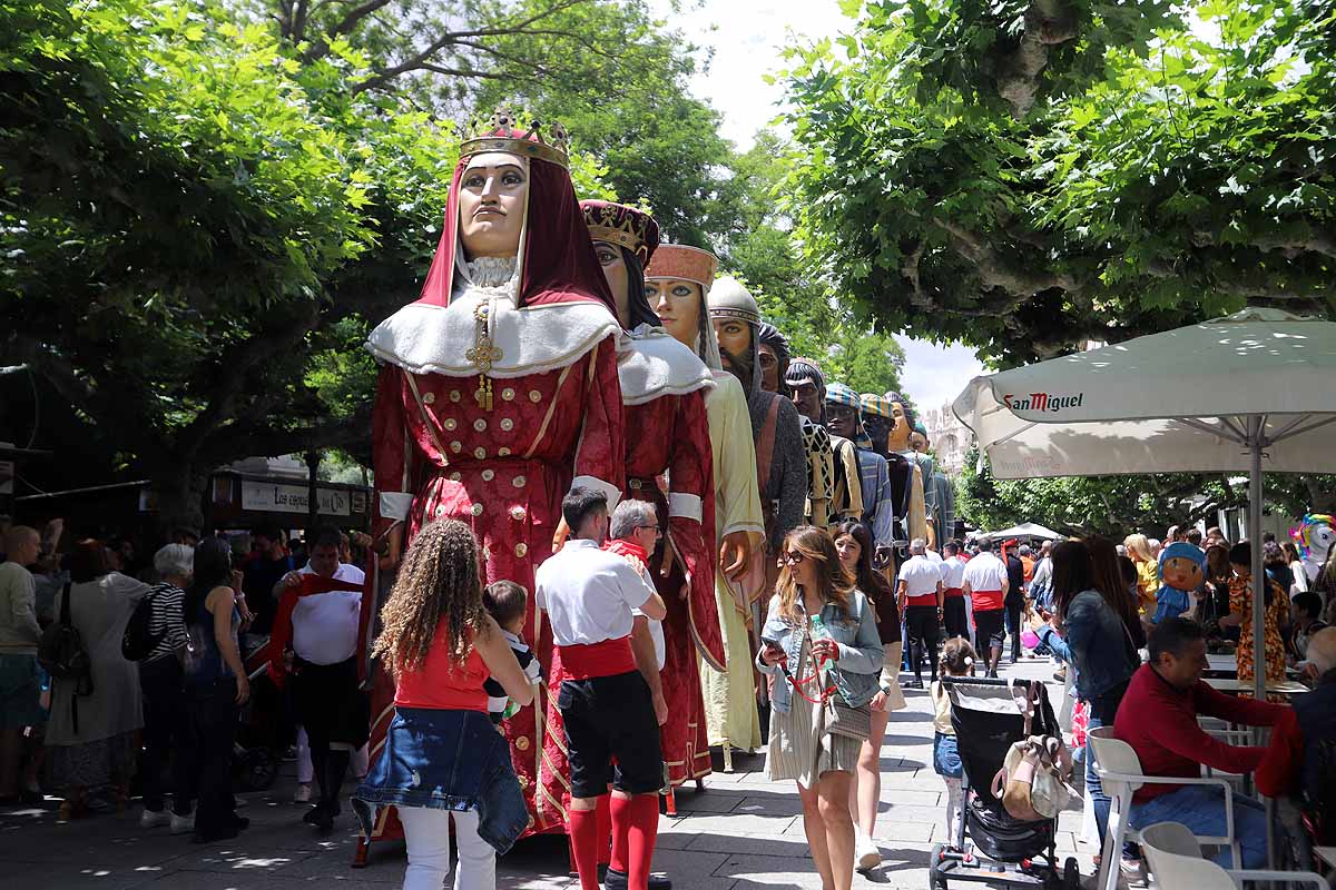 Fotos: Pregón infantil, danzantes, gigantillos y gigantones y el himno a Burgos en una mañana de tradiciones