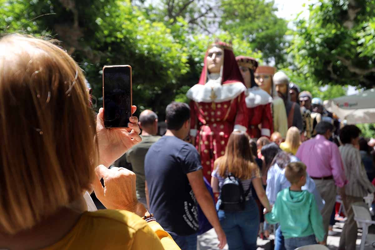 Fotos: Pregón infantil, danzantes, gigantillos y gigantones y el himno a Burgos en una mañana de tradiciones