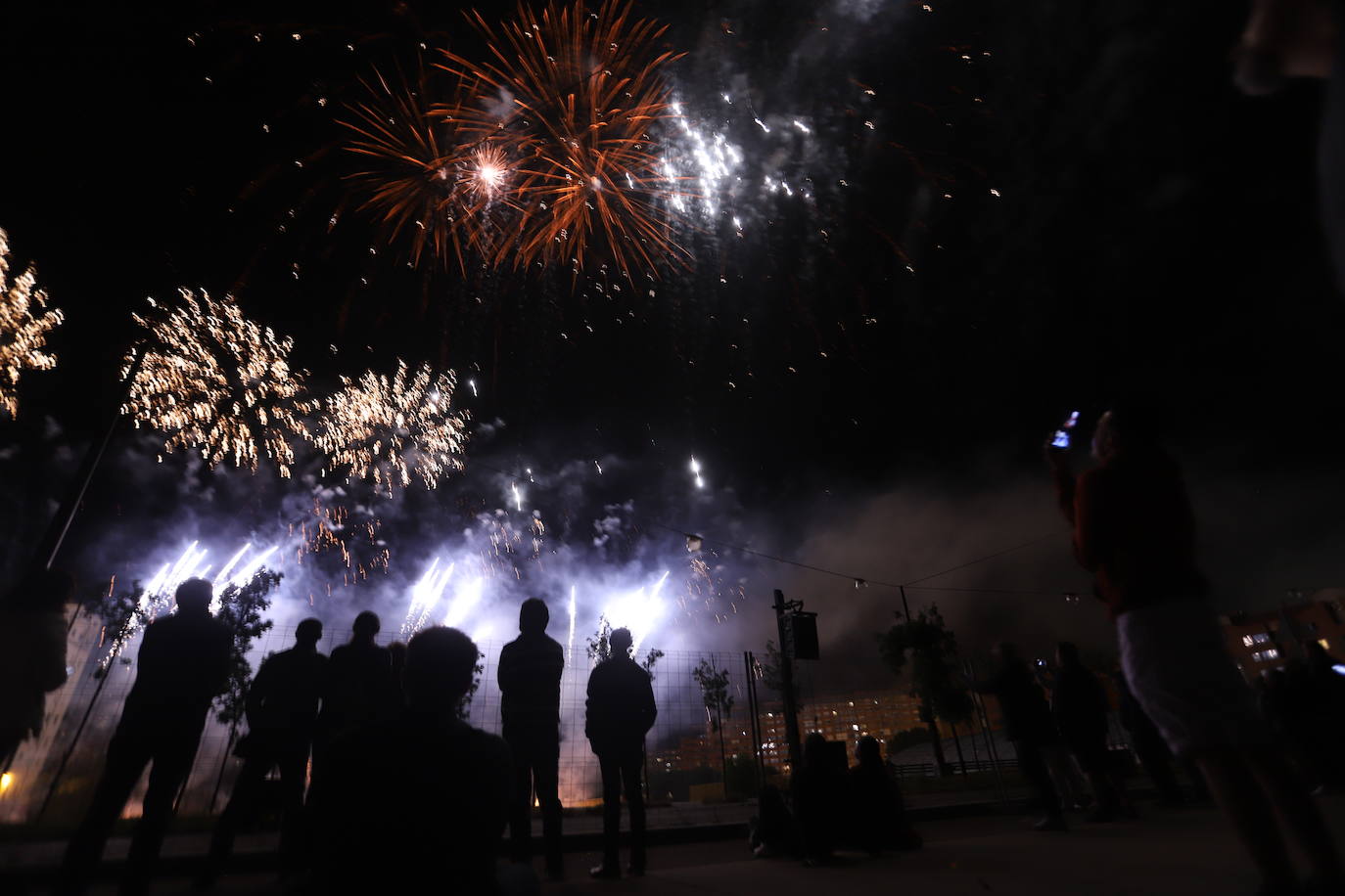 Fotos: Música, luz y color se unen en el cielo burgalés para inaugurar los Sampedros