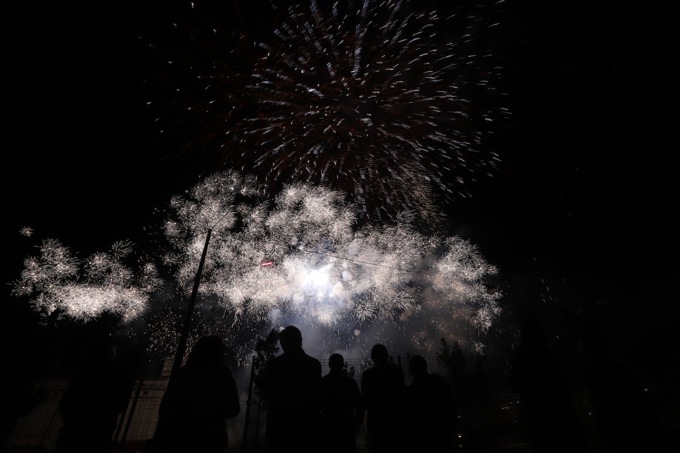 Fotos: Música, luz y color se unen en el cielo burgalés para inaugurar los Sampedros