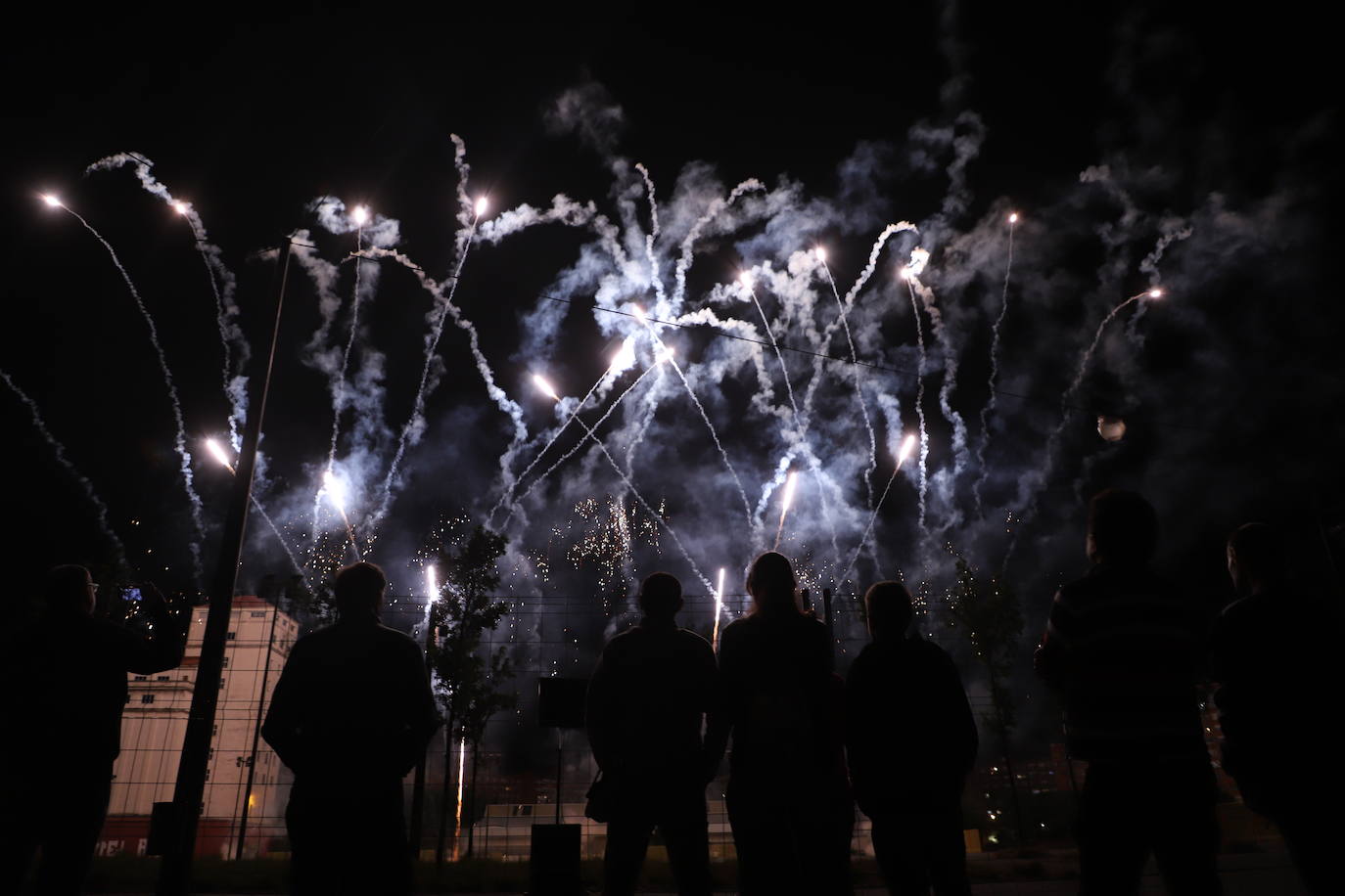 Fotos: Música, luz y color se unen en el cielo burgalés para inaugurar los Sampedros