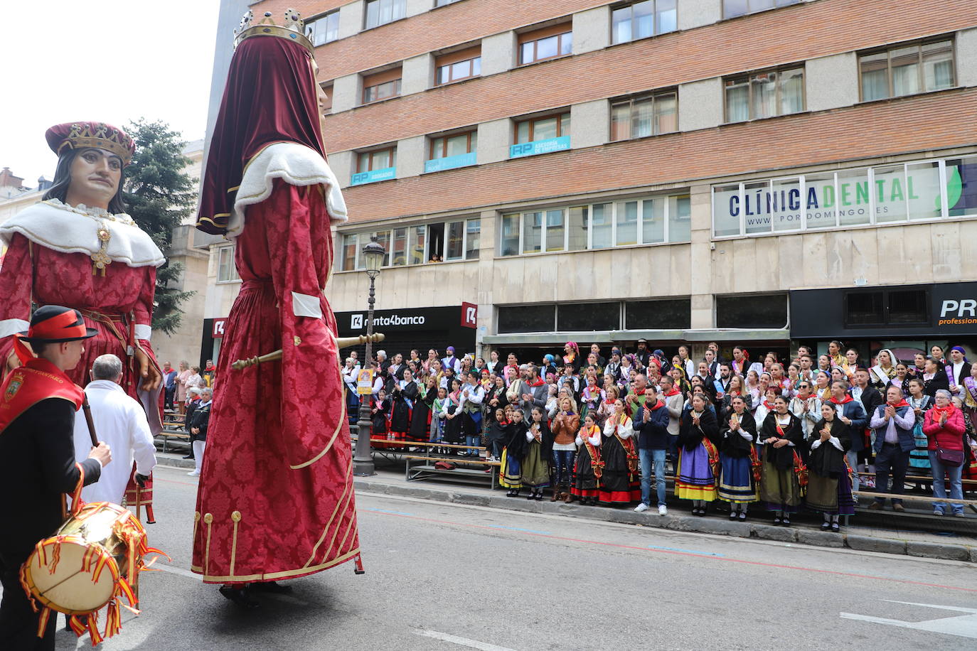 Las peñas desfilan por las calles de Burgos a ritmo de charanga, a golpe de pañuelo y escoltando a las carrozas para celebrar los Sampedros