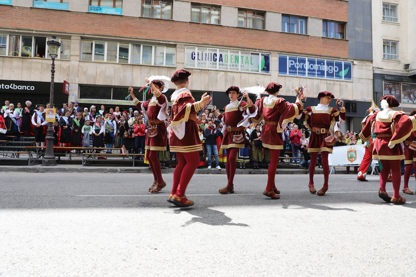 Las peñas desfilan por las calles de Burgos a ritmo de charanga, a golpe de pañuelo y escoltando a las carrozas para celebrar los Sampedros