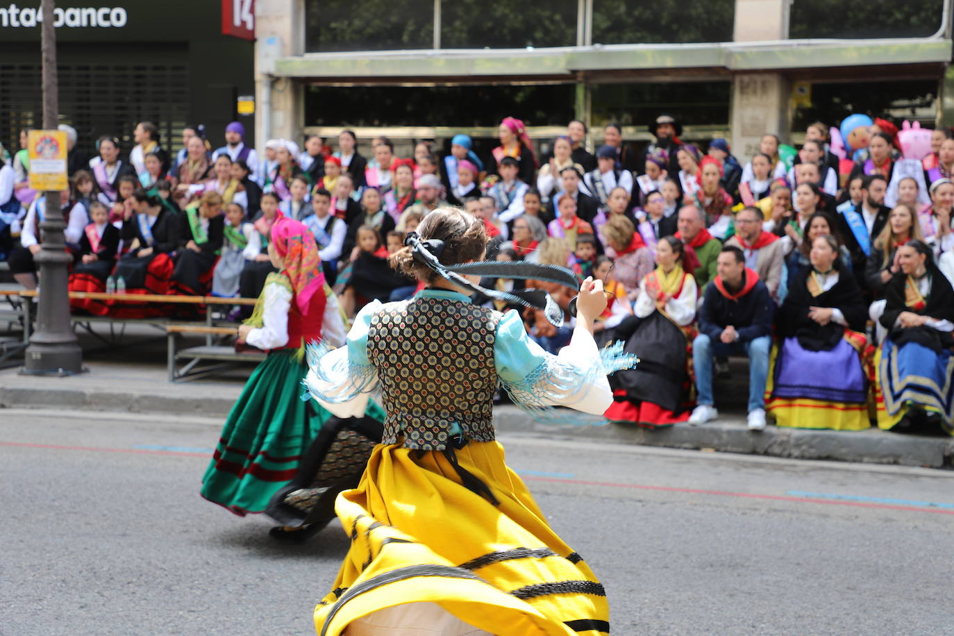 Las peñas desfilan por las calles de Burgos a ritmo de charanga, a golpe de pañuelo y escoltando a las carrozas para celebrar los Sampedros