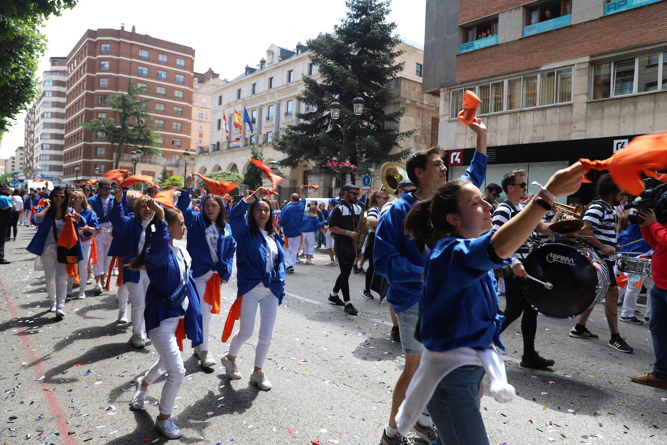 Las peñas desfilan por las calles de Burgos a ritmo de charanga, a golpe de pañuelo y escoltando a las carrozas para celebrar los Sampedros