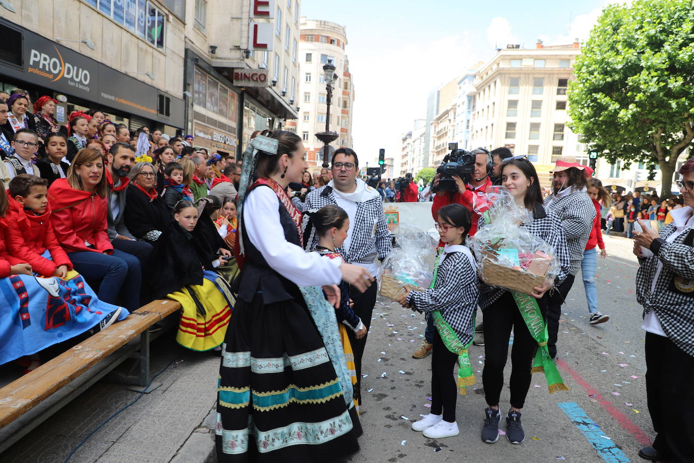 Las peñas desfilan por las calles de Burgos a ritmo de charanga, a golpe de pañuelo y escoltando a las carrozas para celebrar los Sampedros