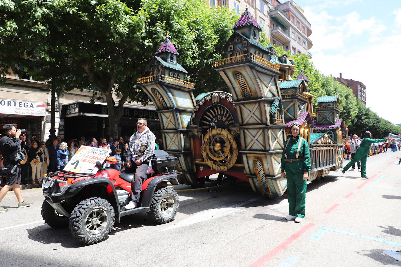 Las carrozas, escoltadas por sus peñas, han lucido de nuevo en los Sampedros por las calles de Burgos