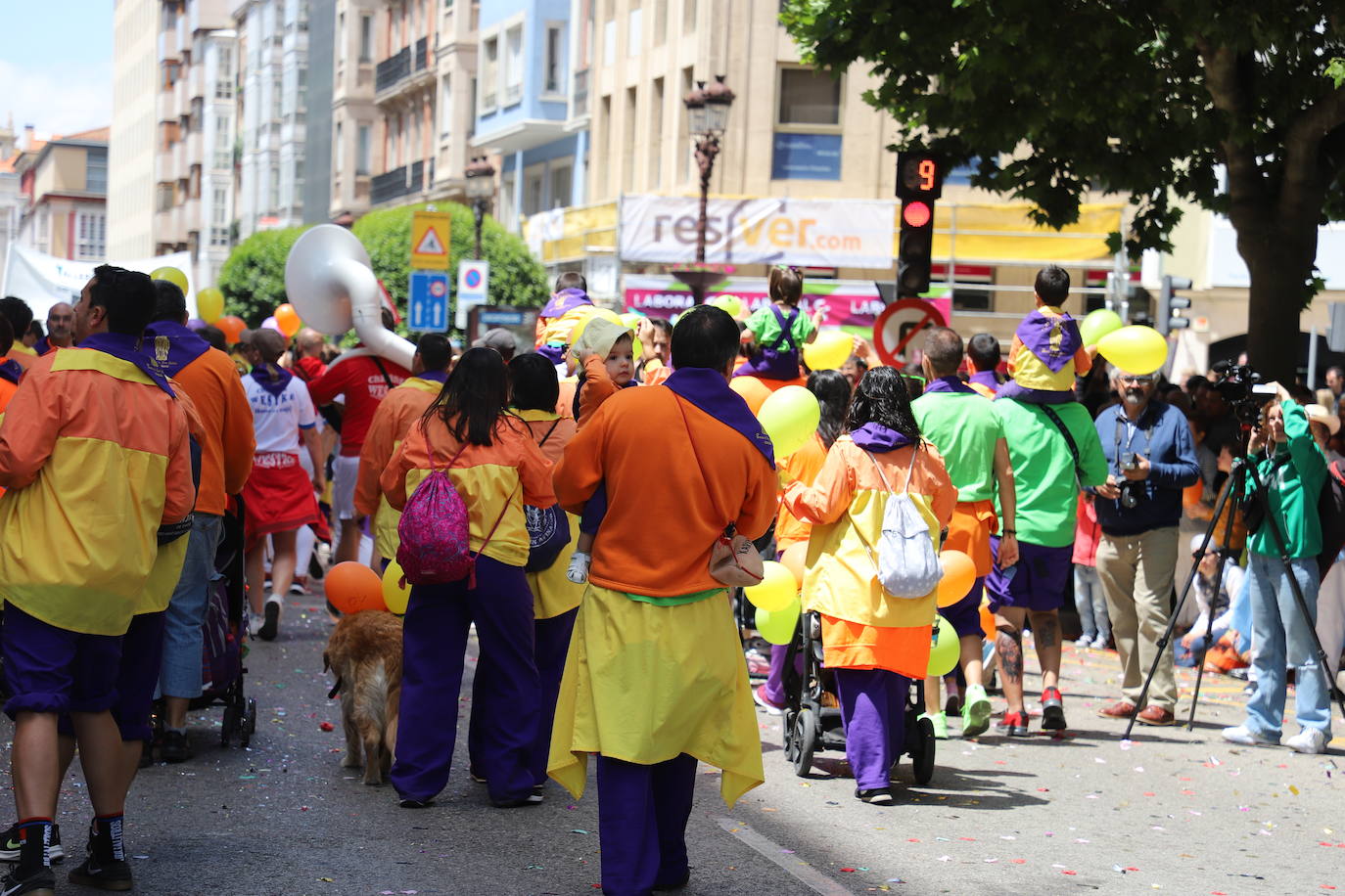 Las peñas desfilan por las calles de Burgos a ritmo de charanga, a golpe de pañuelo y escoltando a las carrozas para celebrar los Sampedros