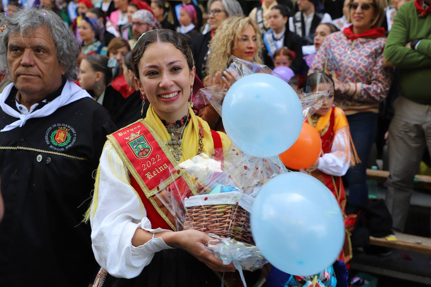 Las peñas desfilan por las calles de Burgos a ritmo de charanga, a golpe de pañuelo y escoltando a las carrozas para celebrar los Sampedros