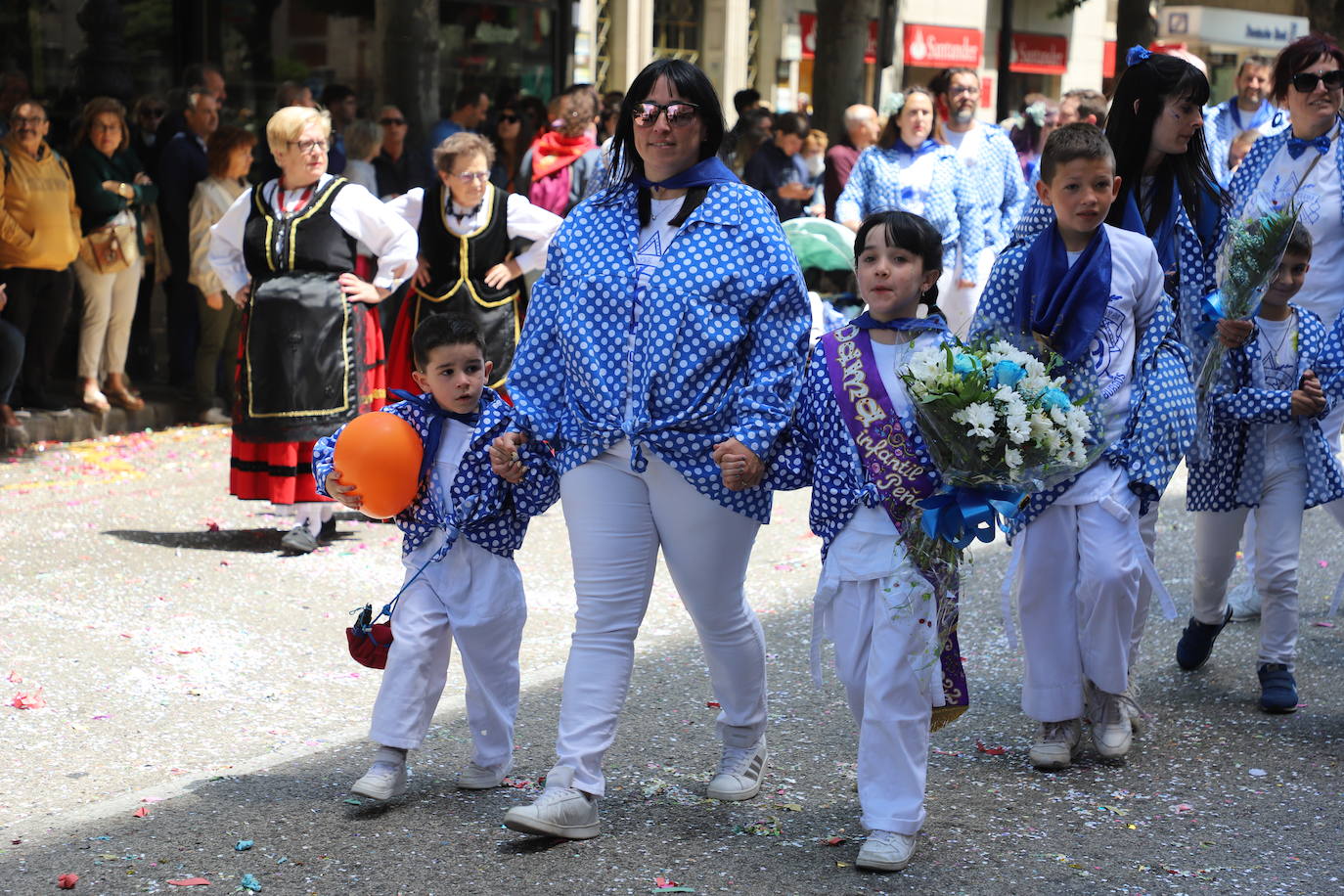 Las peñas desfilan por las calles de Burgos a ritmo de charanga, a golpe de pañuelo y escoltando a las carrozas para celebrar los Sampedros