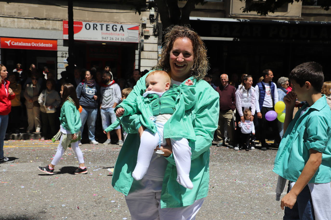 Las peñas desfilan por las calles de Burgos a ritmo de charanga, a golpe de pañuelo y escoltando a las carrozas para celebrar los Sampedros