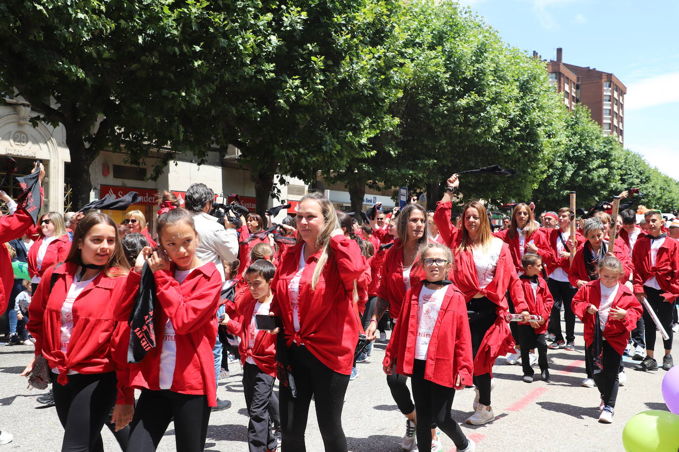 Las peñas desfilan por las calles de Burgos a ritmo de charanga, a golpe de pañuelo y escoltando a las carrozas para celebrar los Sampedros