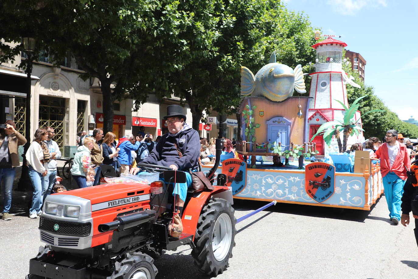 Las carrozas, escoltadas por sus peñas, han lucido de nuevo en los Sampedros por las calles de Burgos