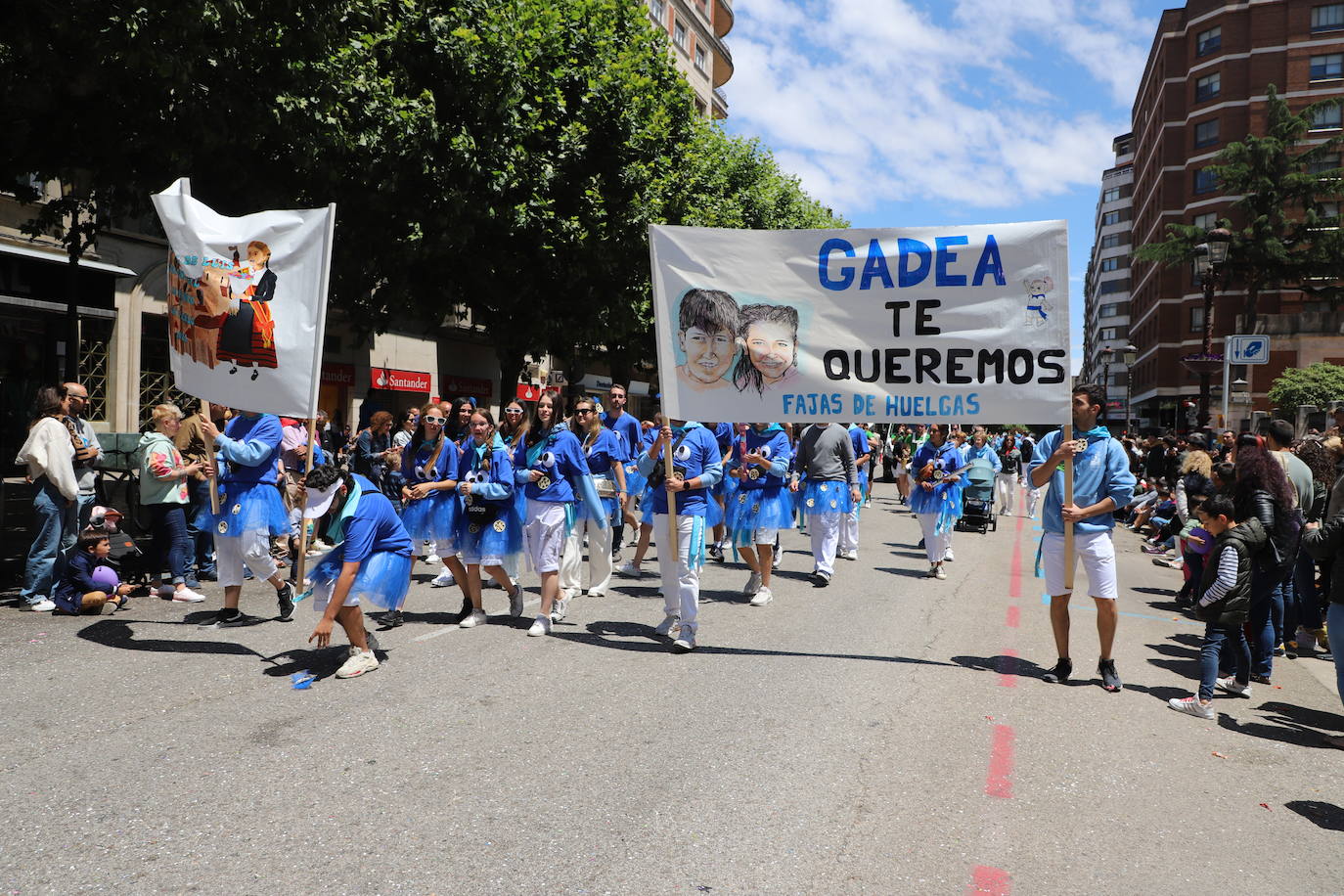 Las peñas desfilan por las calles de Burgos a ritmo de charanga, a golpe de pañuelo y escoltando a las carrozas para celebrar los Sampedros