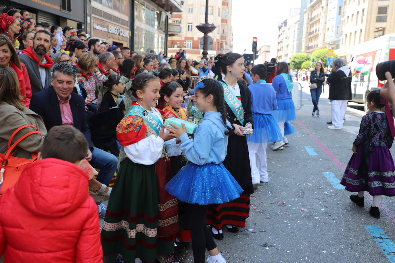 Las peñas desfilan por las calles de Burgos a ritmo de charanga, a golpe de pañuelo y escoltando a las carrozas para celebrar los Sampedros