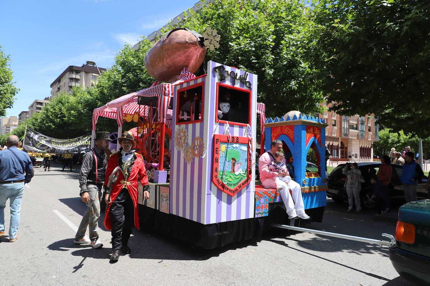 Las carrozas, escoltadas por sus peñas, han lucido de nuevo en los Sampedros por las calles de Burgos