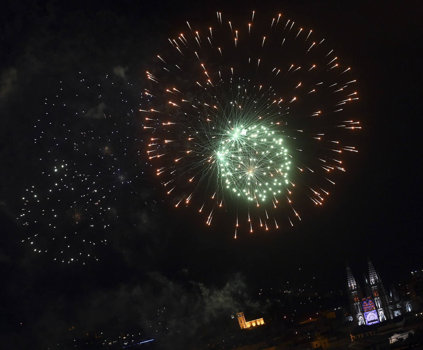 Fuegos artificiales desde el Puente de Castilla