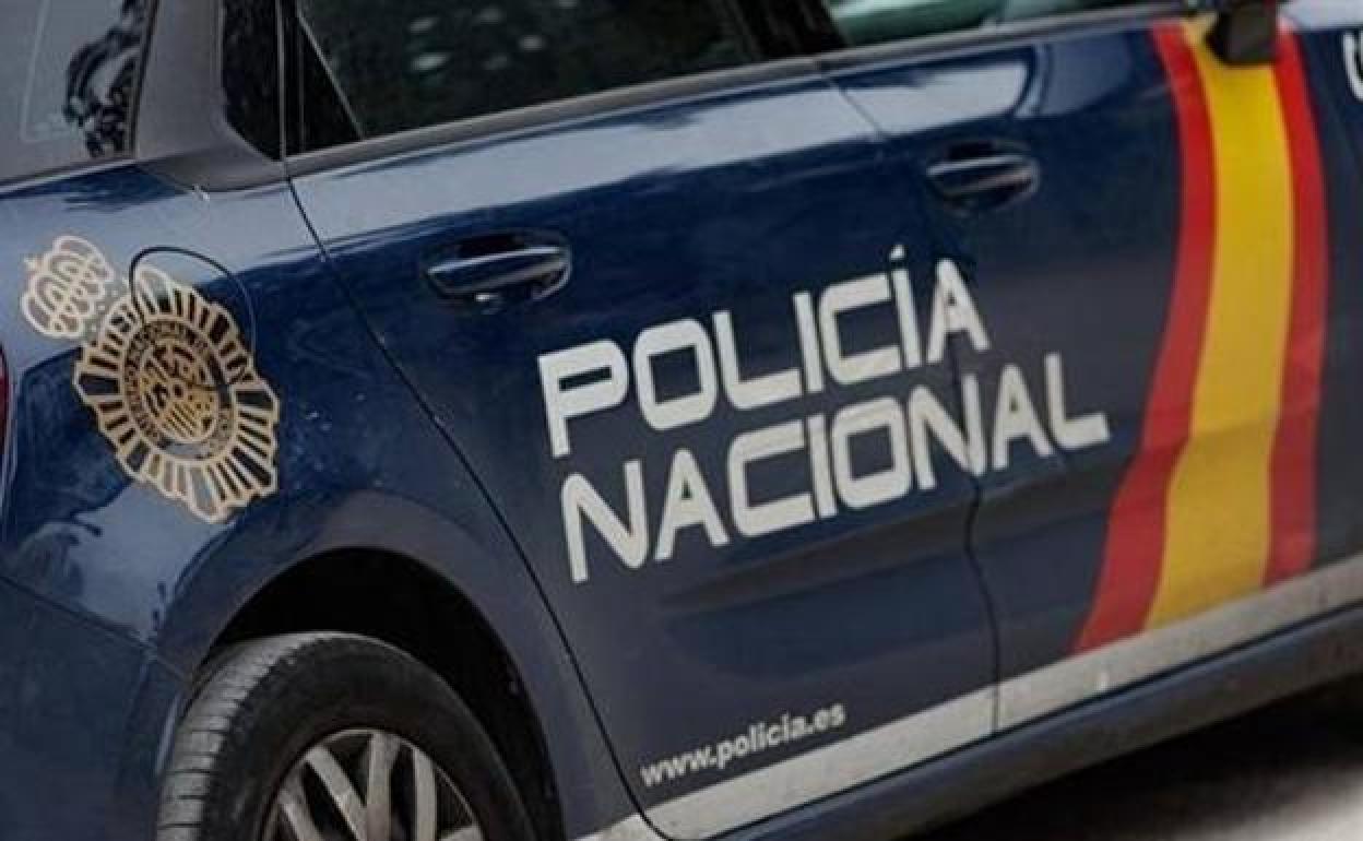 Una patrulla de la Policía Nacional sorprendió a las cuatro personas detenidas en la vivienda y no pudieron explicar qué hacían allí. 