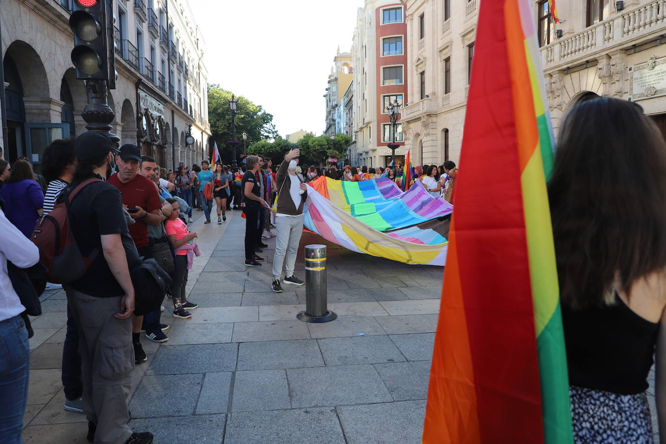 Los manifestantes lucen las banderas arcoíris para reivindicarse pro las calles de Burgos en el Día del Orgullo 2022