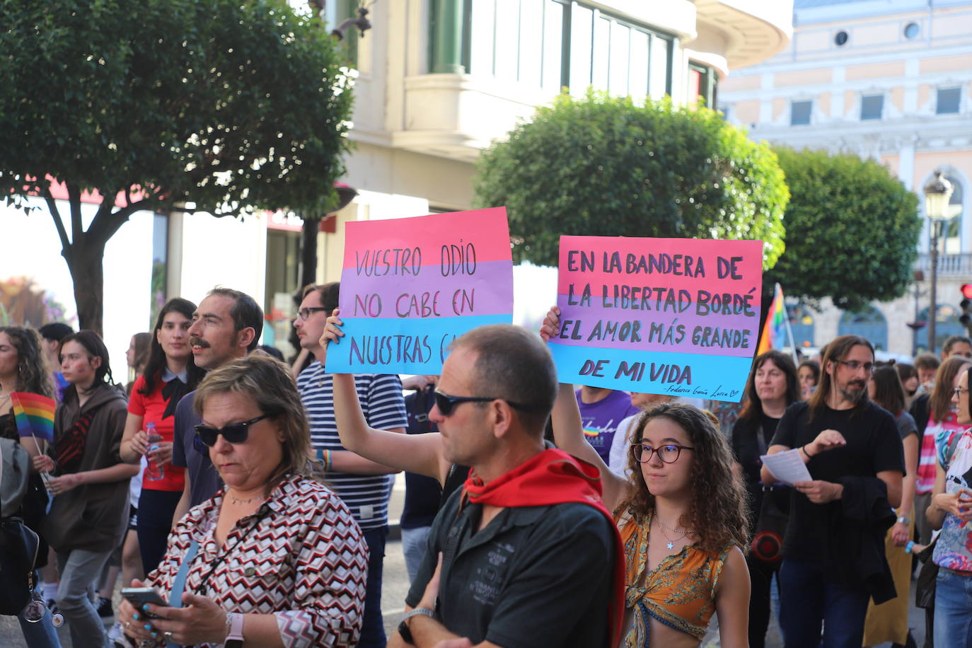 Los manifestantes lucen las banderas arcoíris para reivindicarse pro las calles de Burgos en el Día del Orgullo 2022