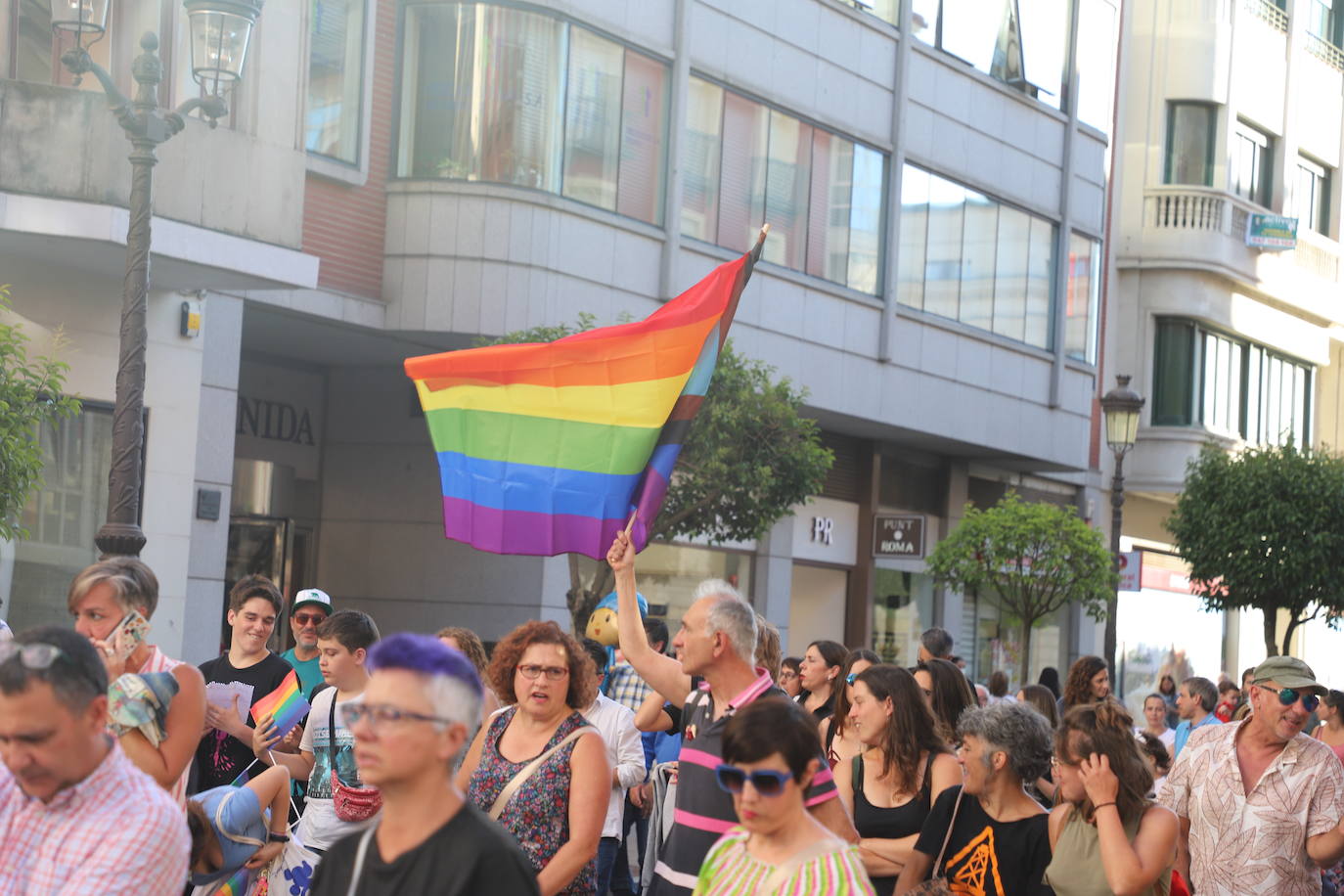 Los manifestantes lucen las banderas arcoíris para reivindicarse pro las calles de Burgos en el Día del Orgullo 2022