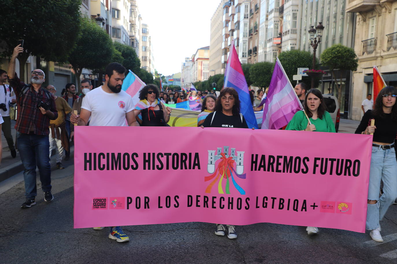 Los manifestantes lucen las banderas arcoíris para reivindicarse pro las calles de Burgos en el Día del Orgullo 2022