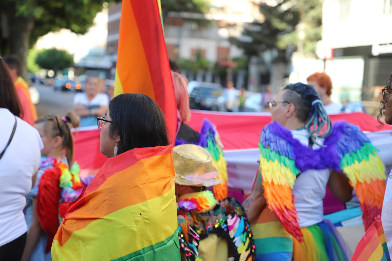 Los manifestantes lucen las banderas arcoíris para reivindicarse pro las calles de Burgos en el Día del Orgullo 2022